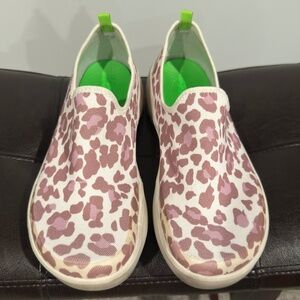 OOFOS Women's OOmg eeZee Low Shoe - Rose Leopard Size - 8
